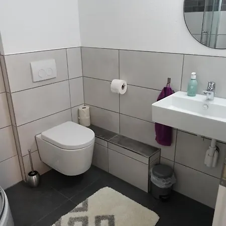 Ruhige, Modern Eingerichtete 2 Im Untergeschoss Eines Zweifamilienhauses